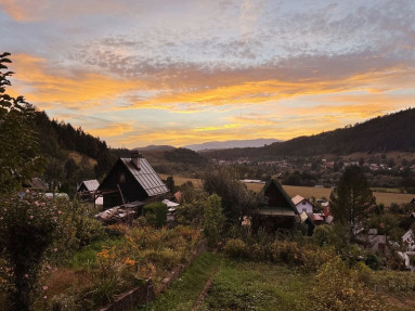 Malebná chatka s krásnym výhľadom medzi Breznom a Valaskou