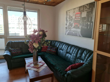 🌲 Pekný zariadený 3-izbový byt pri lese s balkónom a výhľadom 📍 Hlaváčikova ulica – Karl