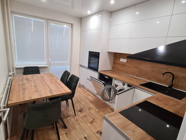 3-izb. - kompletná veľmi pekná rekonštrukcia, 70m2 plus lodžia, 3VNKS - pekný výhľad