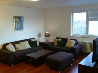 Pon&uacute;kame na pren&aacute;jom priestrann&yacute; 4-izbov&yacute; byt priamo v historickom centre Star&eacute;ho Mesta, n