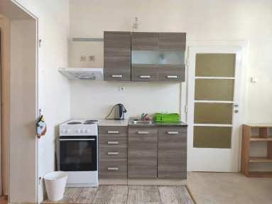  🌿 Svetlý 1,5-izbový byt s výhľadom v Starom Meste – Pražská ulica  Ponúkame na prenájom 