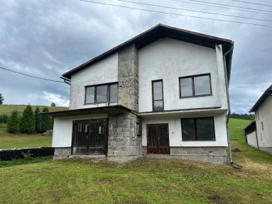 Ponúkame na predaj rozostavaný, murovaný rodinný dom v Litmanovej. Nehnuteľnosť je ideálna