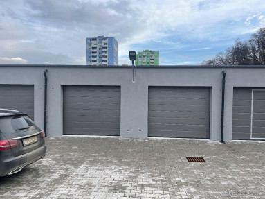 moderná nová garáž - 2 x 