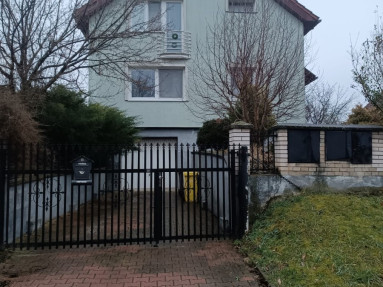 Ponúkam  na predaj  3 podlažný rodinný dom v tichej časti Nitra -  Veľké  Janíkovce