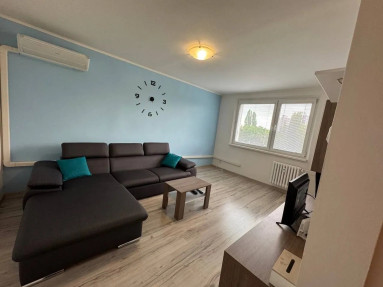 🏡 ÚTULNÝ 2-IZBOVÝ BYT S KLIMATIZÁCIOU – MEDVEĎOVÁ ULICA, PETRŽALKA  ✨ Hľadáte praktické a