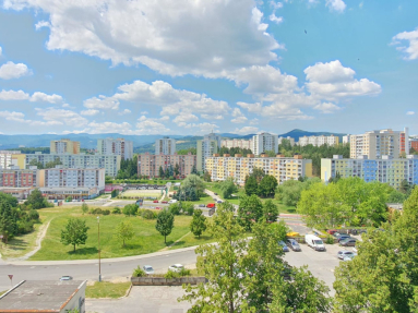 Na predaj priestranný 1-izbový byt po kompletnej rekonštrukcii s loggiou – Banská Bystr...