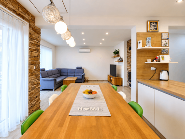 Moderný škandinávsky interiér s jedálenským stolom_14