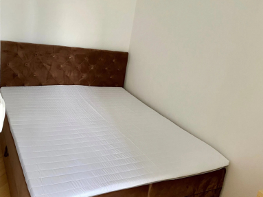  🏡 MODERNÝ 2-IZBOVÝ BYT S VEĽKOU LOGGIOU | SKLENÁROVA – RUŽINOV  Ponúkame na prenájom kom