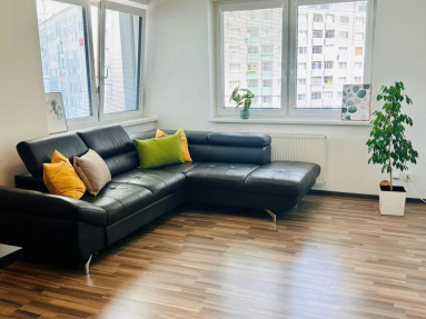  VEĽKÝ 2-IZBOVÝ BYT BLÍZKO CENTRA – PEČNIANSKA, BRATISLAVA-PETRŽALKA Cena: 750 €/mes. + 15