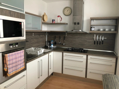 🏡 PRENÁJOM – PRIESTRANNÝ 2-IZBOVÝ BYT | NÁMESTIE HRANIČIAROV – PETRŽALKA  📍 Námestie Hra