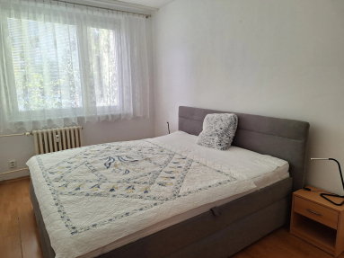 🏡 MODERNÝ 2-IZBOVÝ BYT S VEĽKOU LOGGIOU | SKLENÁROVA – RUŽINOV  Ponúkame na prenájom komp