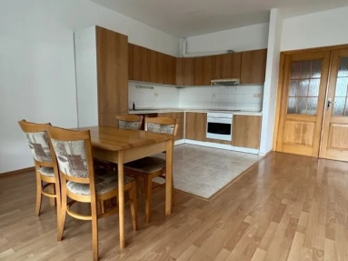  KRAMÁRE – STROMOVÁ | PRIESTRANNÝ 2-IZBOVÝ BYT | 78 m² | 9 m² LOGGIA | GARÁŽOVÉ STÁTIE | P