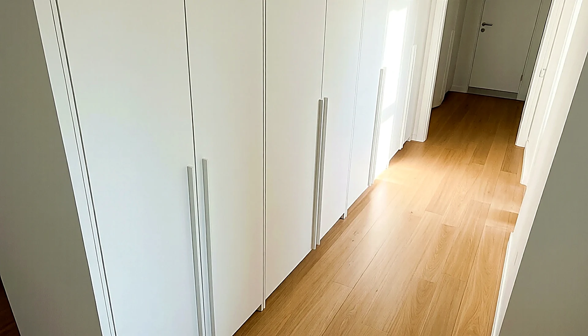 Úložné riešenia do malej chodby: Využite každý centimeter steny aj podlahy