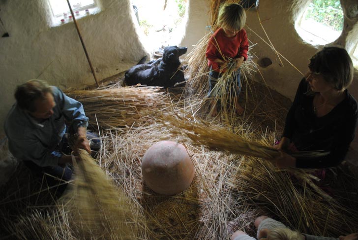 Učiteľ umenia na dôchodku si postavil rozprávkový hlinený dom za 200 €